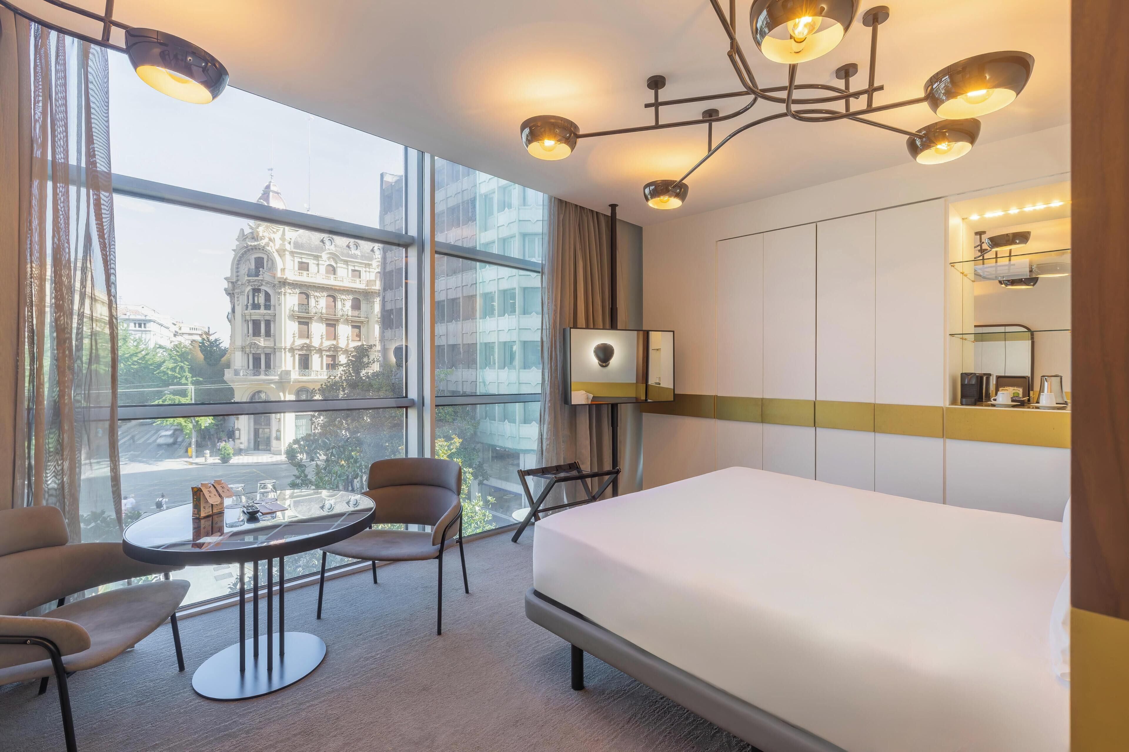 Habitación doble, vista a la ciudad | Ropa de cama de alta calidad y minibar 