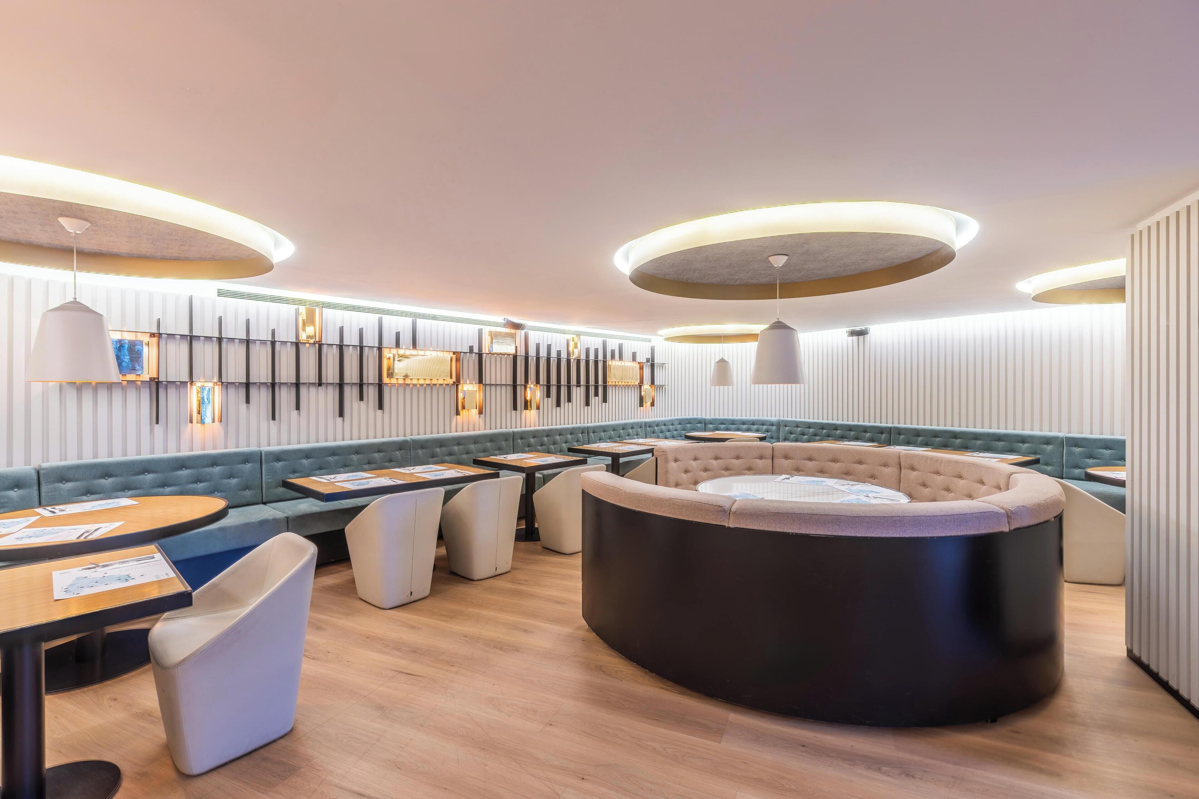 Desayuno buffet (EUR 12 por persona) 