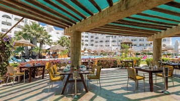 2 restaurants; breakfast, lunch and dinner served