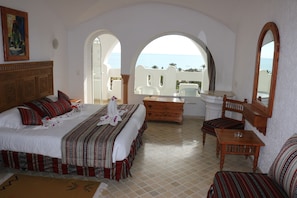 Dobbeltrom, sjøutsikt | Minibar, safe på rommet, skrivebord og blendingsgardiner