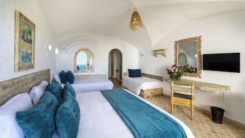 Minibar, caja de seguridad en la habitaciĂłn y escritorio