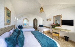 Minibar, coffres-forts dans les chambres, bureau, rideaux occultants