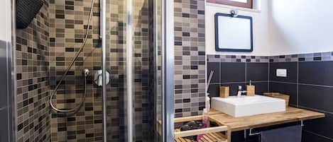 Quadruple Room, Private Bathroom | Bathroom | Shower, free toiletries, hair dryer, bidet