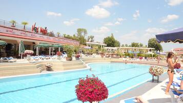 3 albercas al aire libre