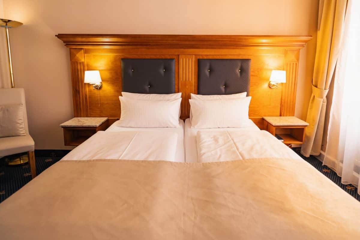 Ropa de cama de alta calidad y caja de seguridad en la habitación