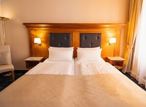 Ropa de cama de alta calidad y caja de seguridad en la habitación 