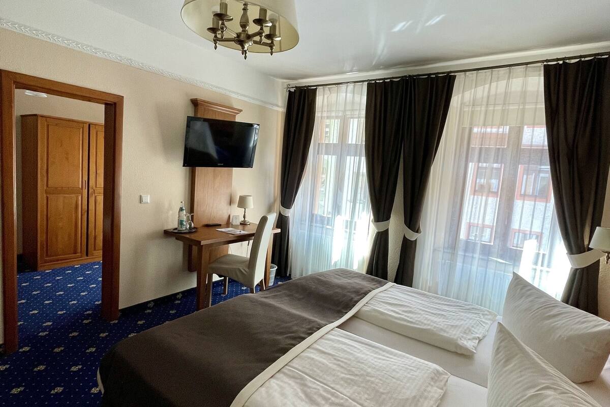 family room | premium bedding, in-room safe, desk, soundproofing