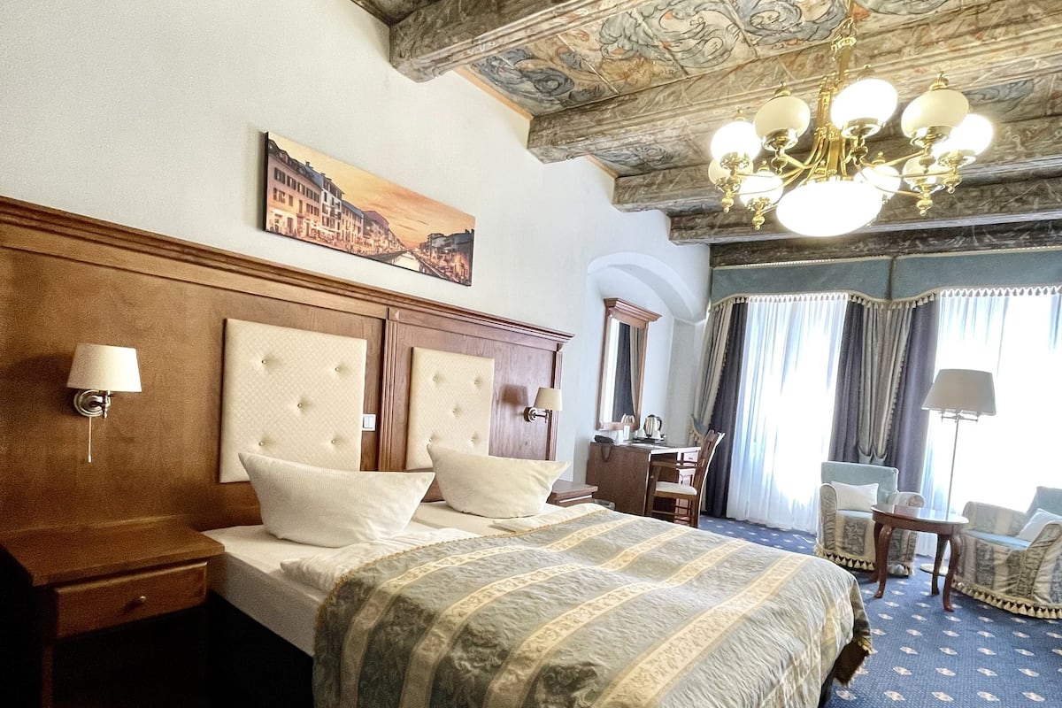 Superior tweepersoonskamer | Luxe beddengoed, een kluis op de kamer, een bureau, geluiddichte muren