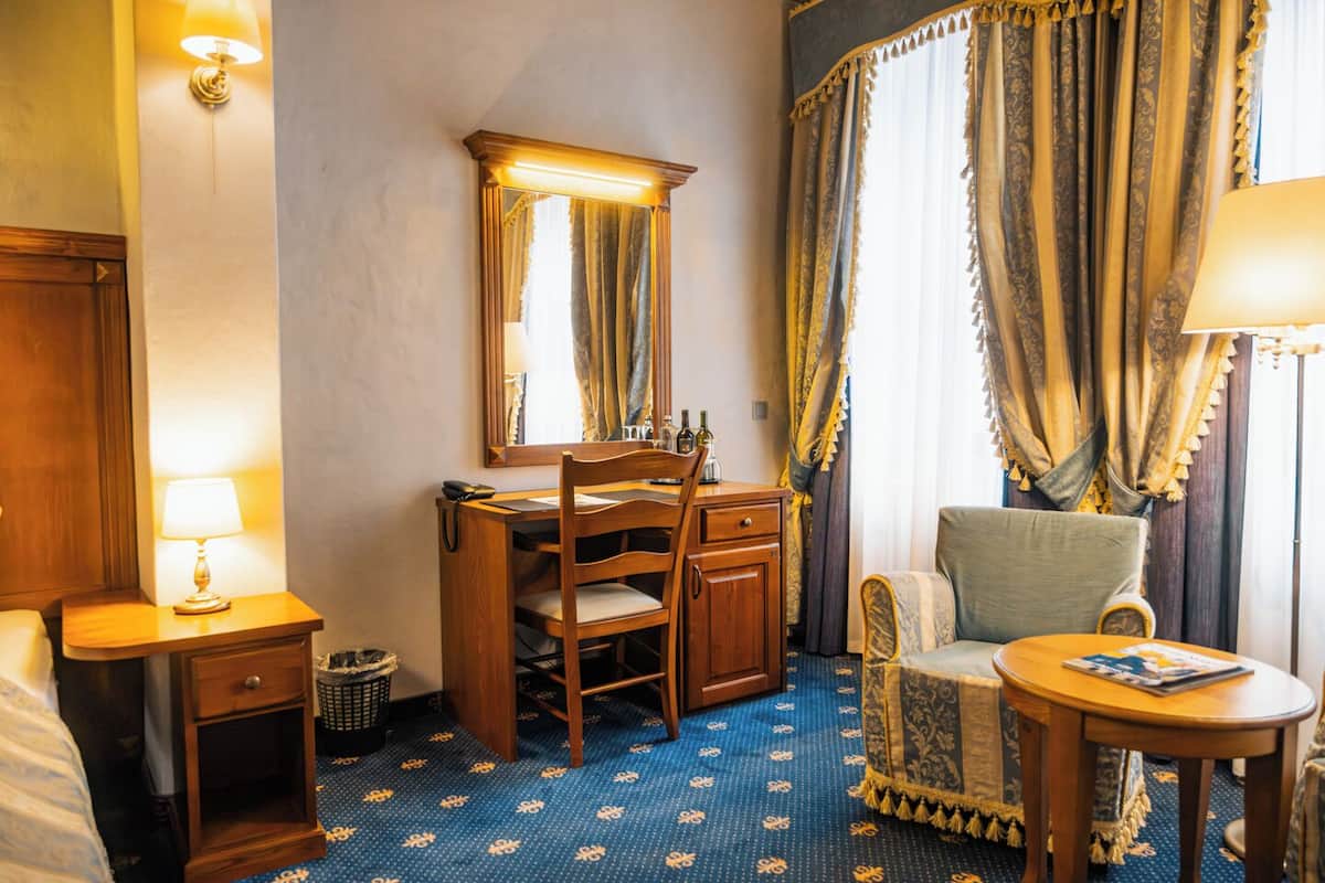 Ropa de cama de alta calidad y caja de seguridad en la habitación