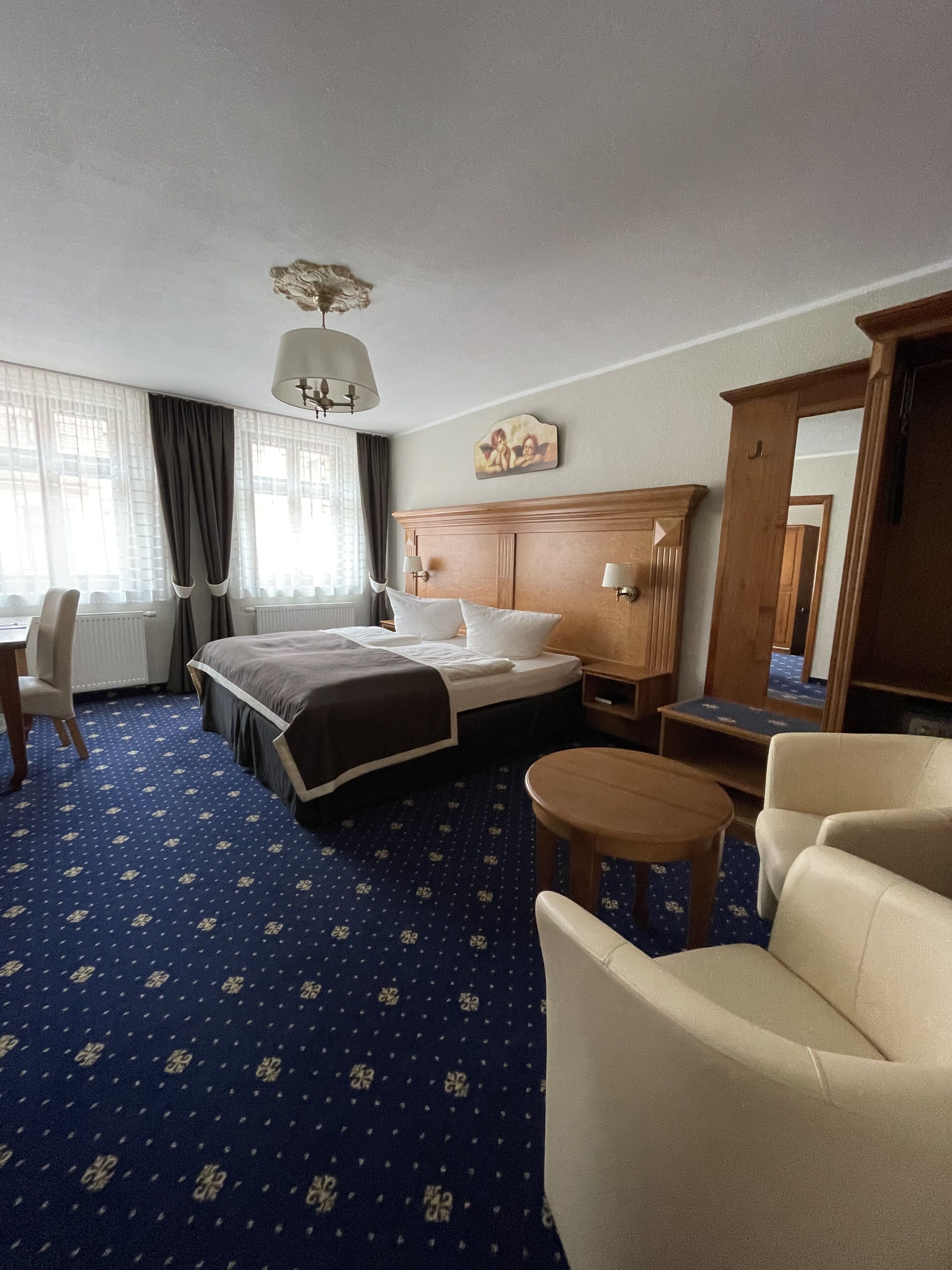 family room | premium bedding, in-room safe, desk, soundproofing