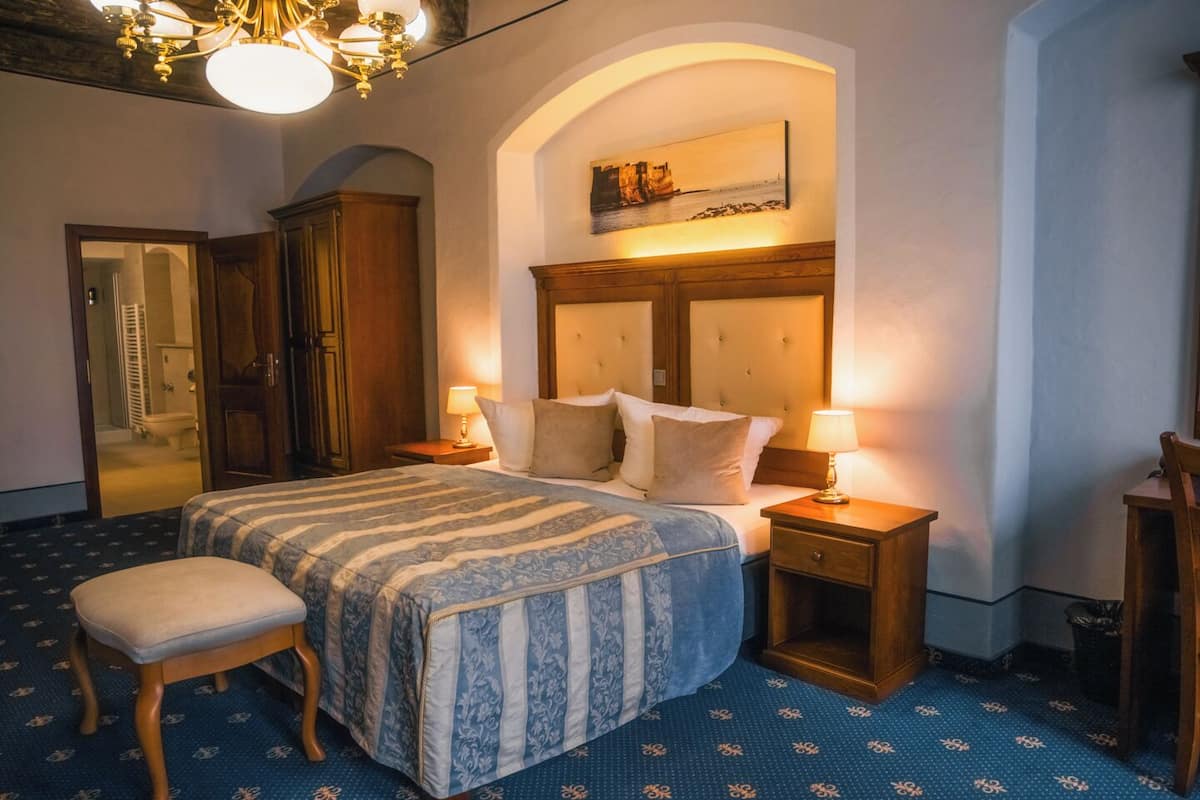 Ropa de cama de alta calidad y caja de seguridad en la habitación