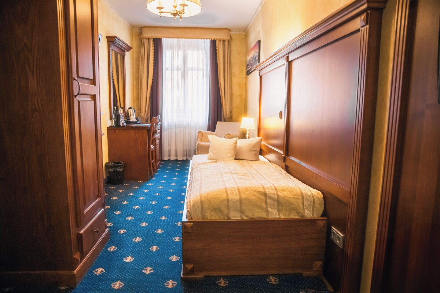 Ropa de cama de alta calidad y caja de seguridad en la habitación 