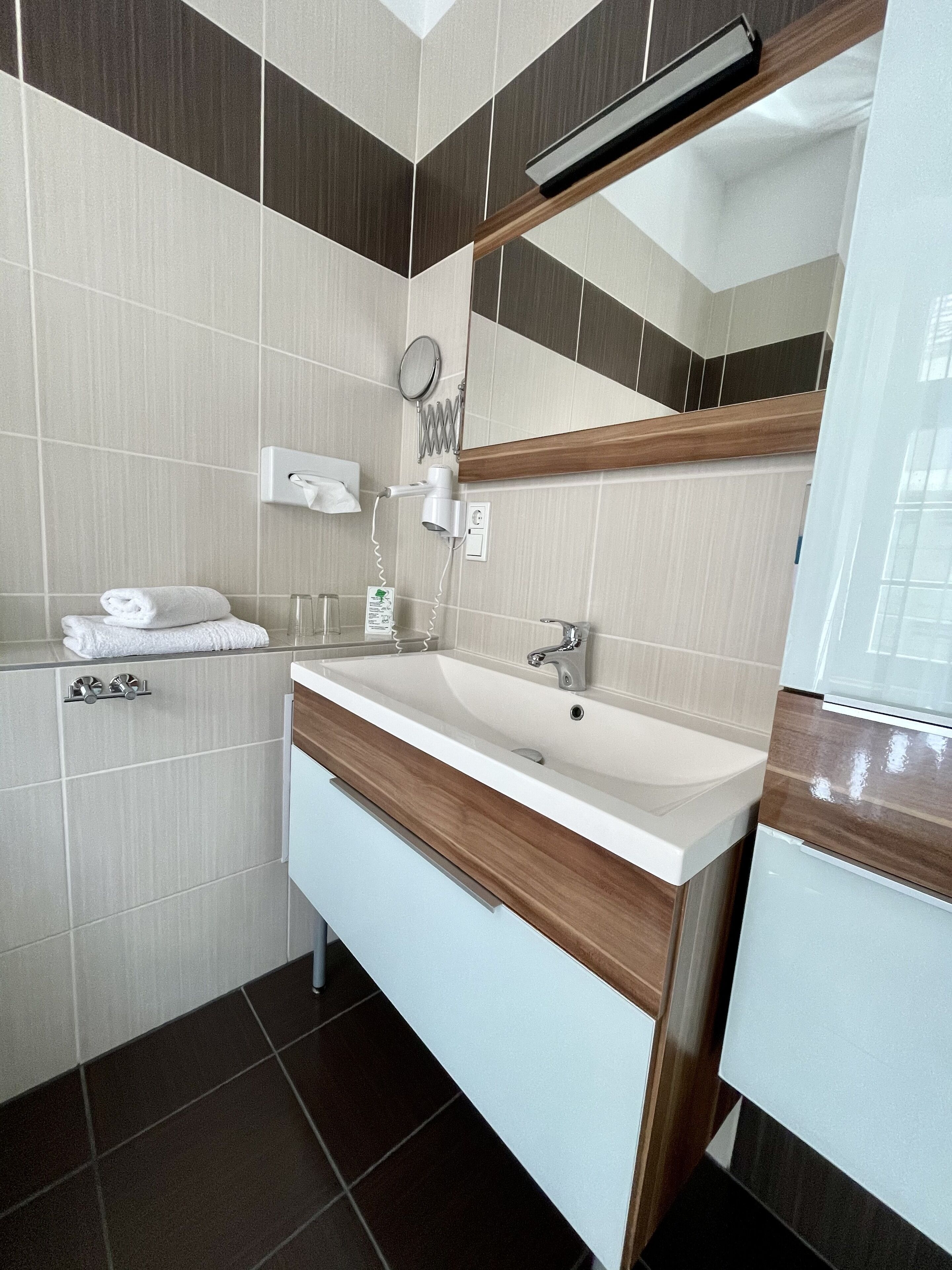 shower, free toiletries, hair dryer, towels