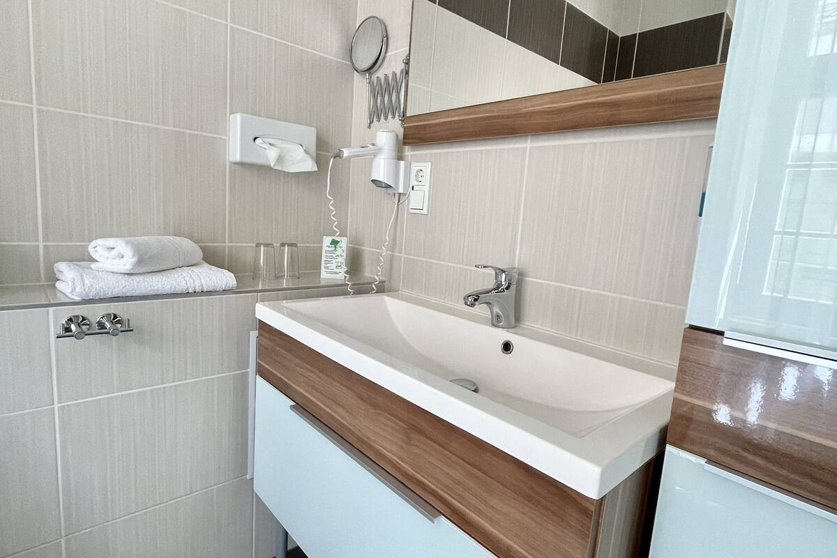 shower, free toiletries, hair dryer, towels