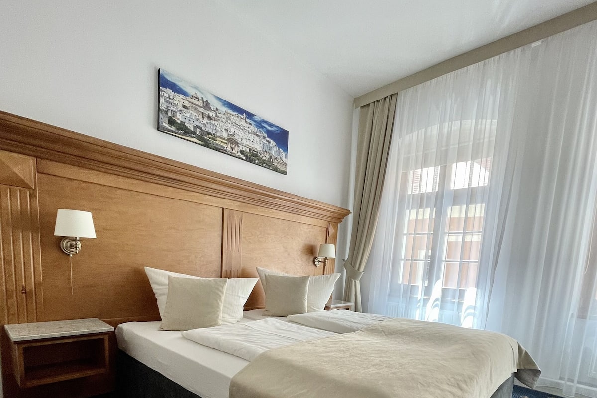 Tweepersoonskamer (Guesthouse, 100m away) | Luxe beddengoed, een kluis op de kamer, een bureau, geluiddichte muren