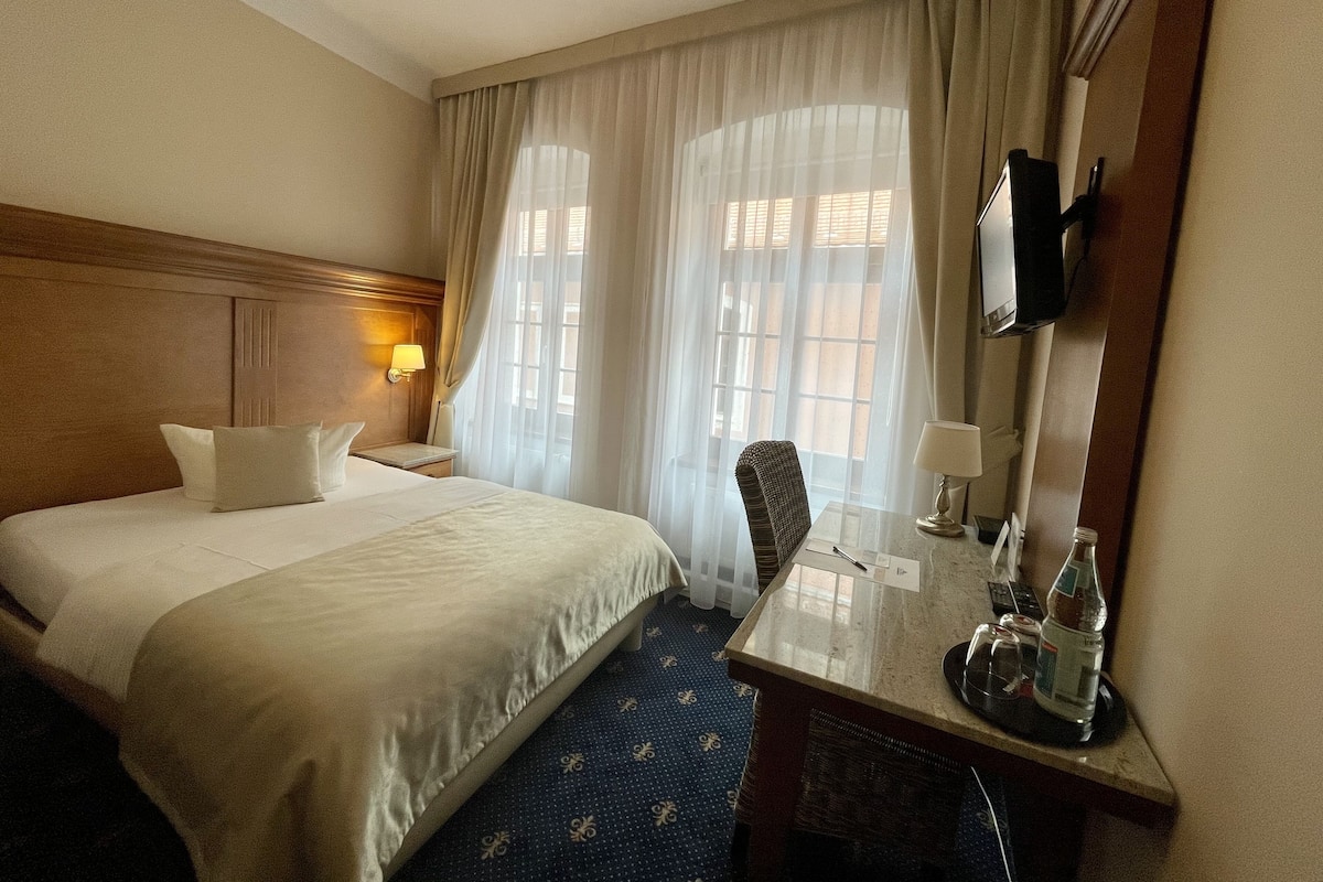 Eenpersoonskamer (Guesthouse, 100m away) | Luxe beddengoed, een kluis op de kamer, een bureau, geluiddichte muren