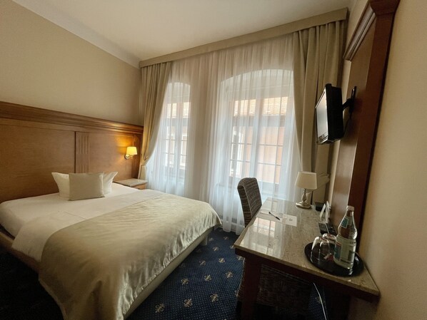 Ropa de cama de alta calidad y caja de seguridad en la habitación 