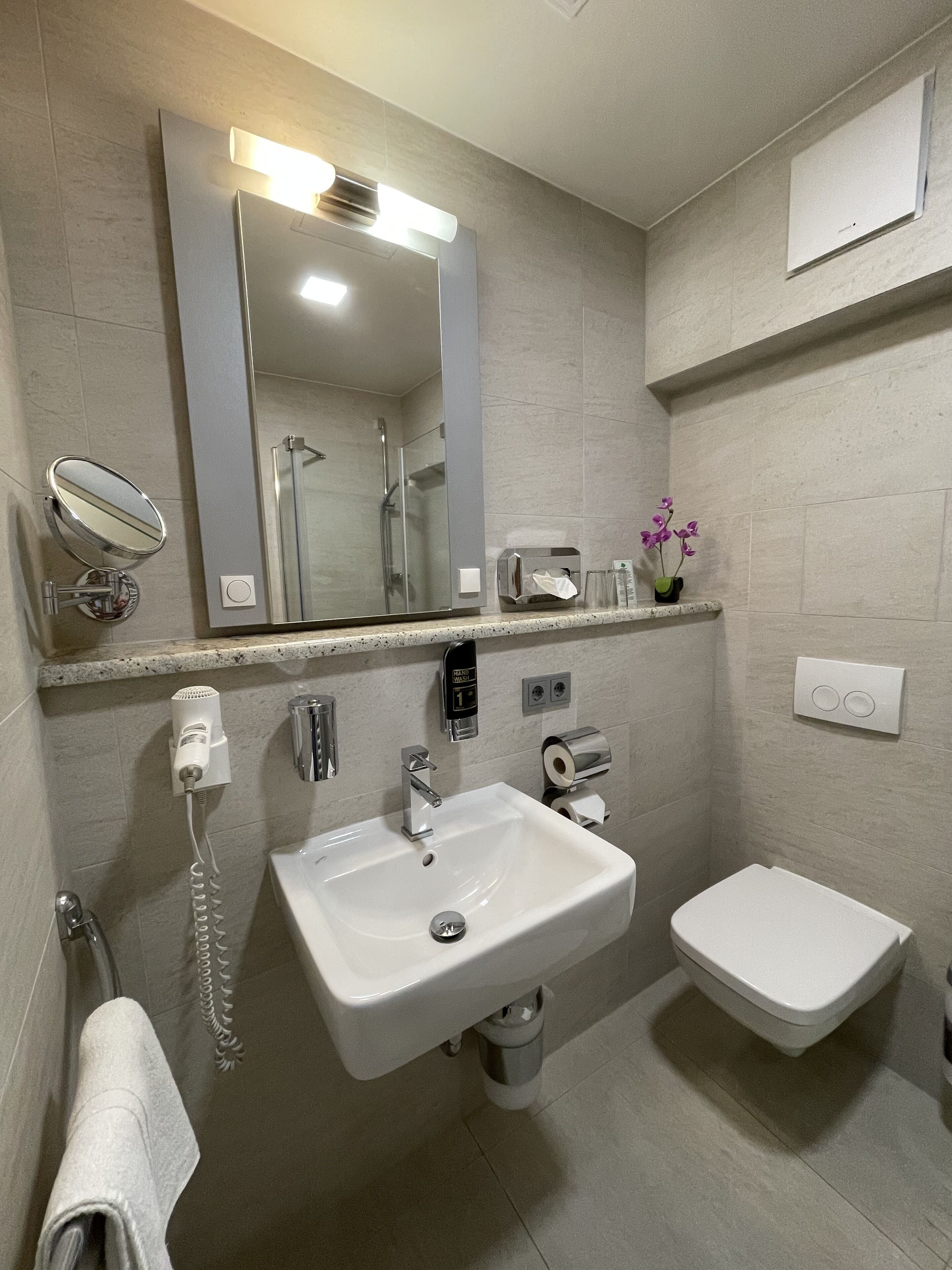 single room | bathroom | shower, free toiletries, hair dryer, towels