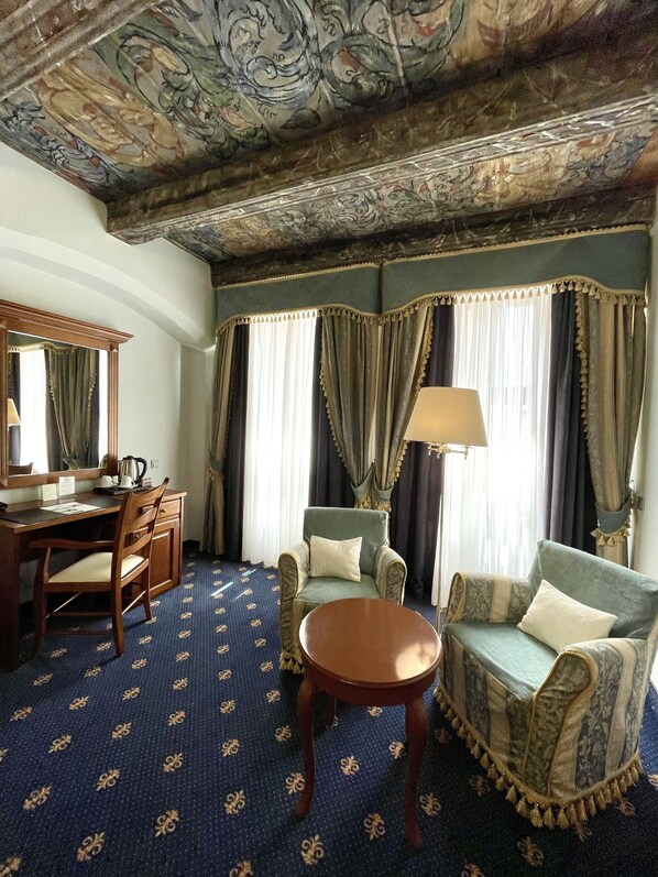 Superior Double Room | Living area | Flat-screen TV - Hotel Italia (Görlitz)