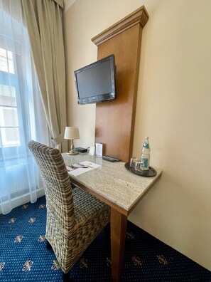 Enkeltrom (Guesthouse, 100m away) | Oppholdsområde | Flatskjerm-TV