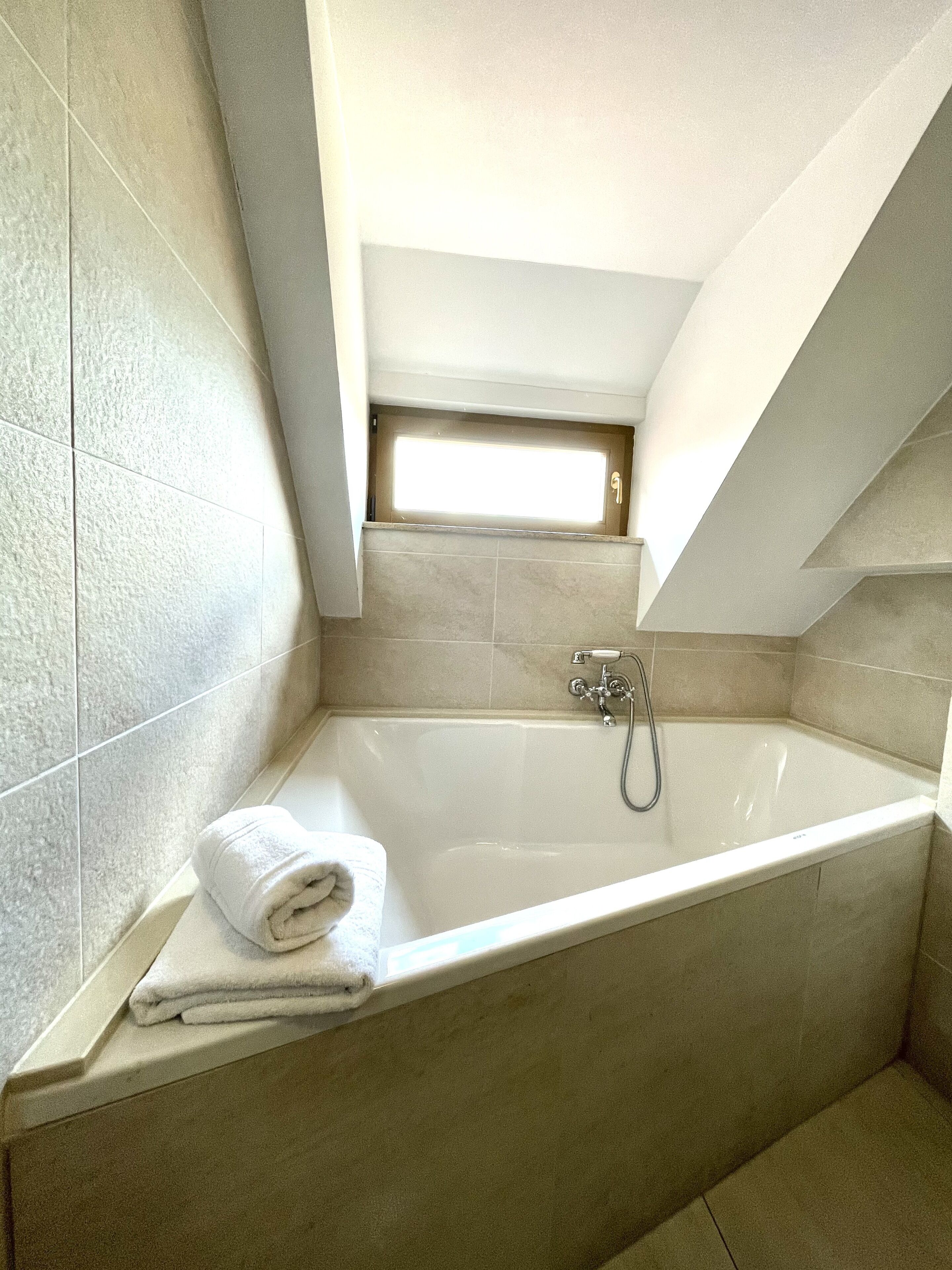 double room | bathroom | shower, free toiletries, hair dryer, towels