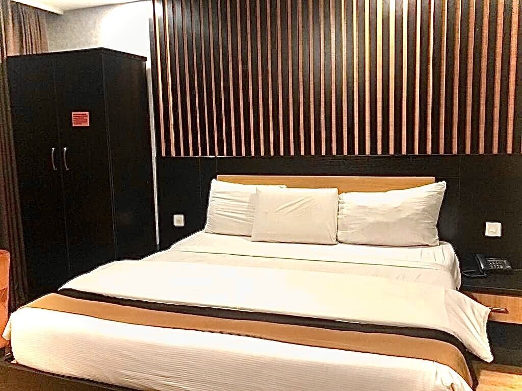 Coffres-forts dans les chambres, bureau, rideaux occultants