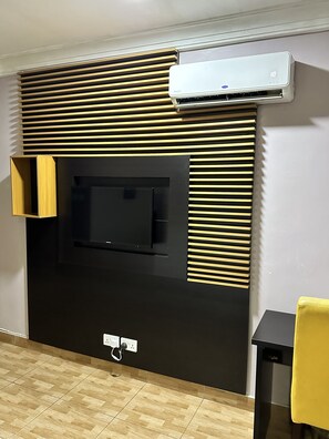 客房內保險箱、書桌、遮光布/窗簾、熨斗/熨衣板