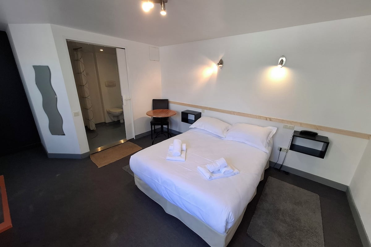 Quarto casal standard, acessível | Cofres nos quartos, quartos à prova de som