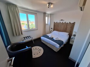 Suite junior, vista al mar | Caja de seguridad en la habitación y insonorización 