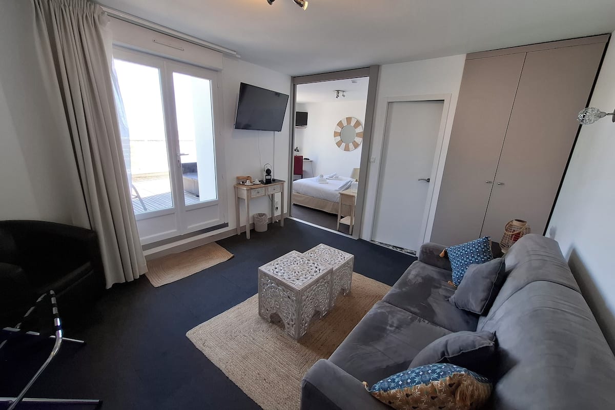 Suíte, terraço, vista para o mar | Comodidades do quarto