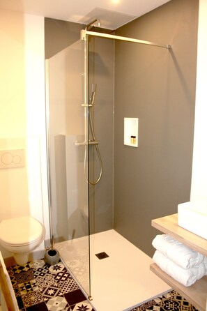 Dutxa, articles de tocador gratuïts i tovalloles 