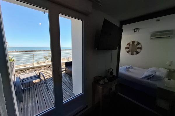 Suite, terras, uitzicht op zee | Een kluis op de kamer, geluiddichte muren, een strijkplank/strijkijzer