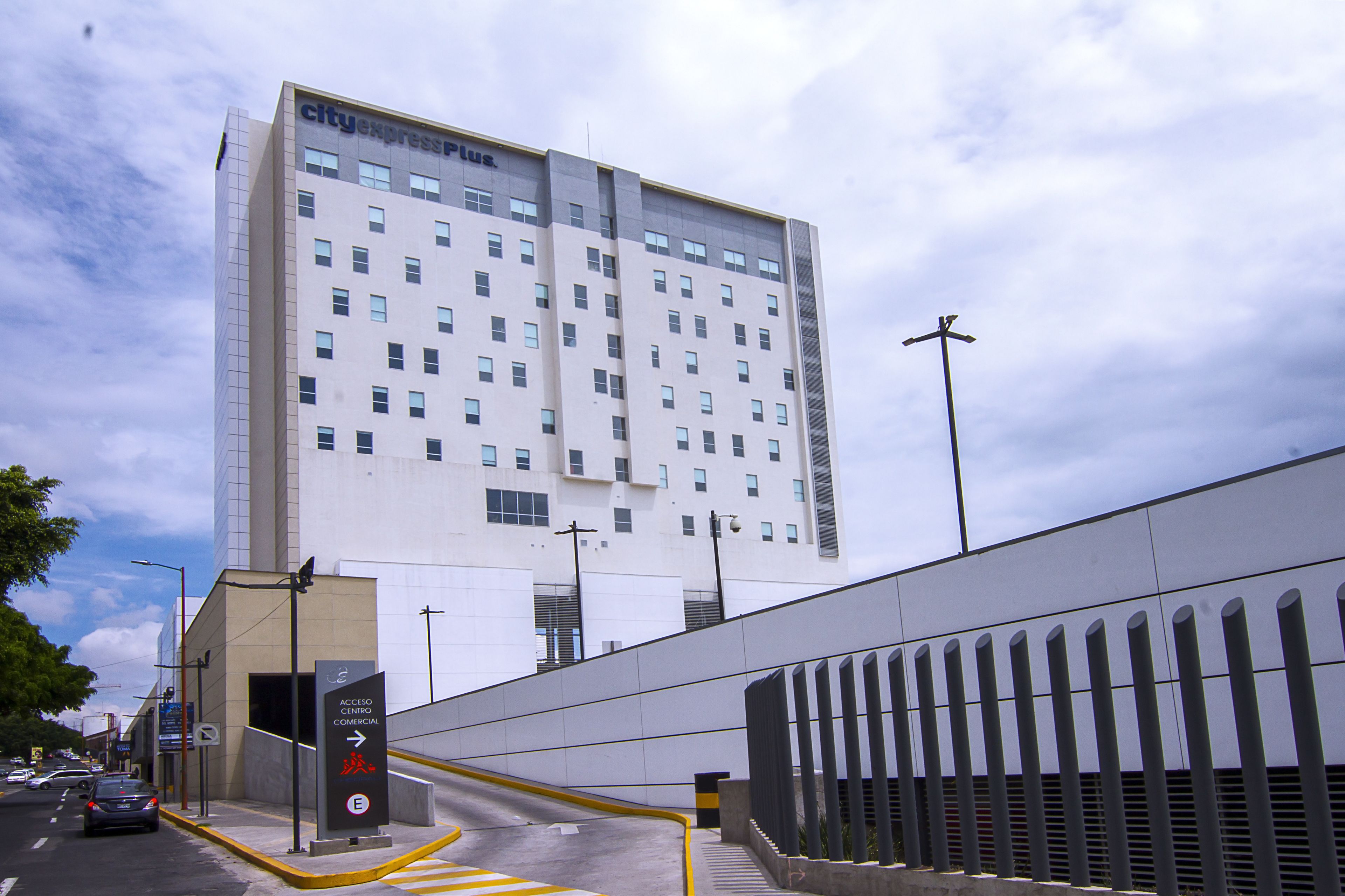 Un hôtel à plusieurs étages, reconnaissable à son grand panneau « CityExpress Plus ».