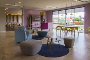 Coin salon dans le hall