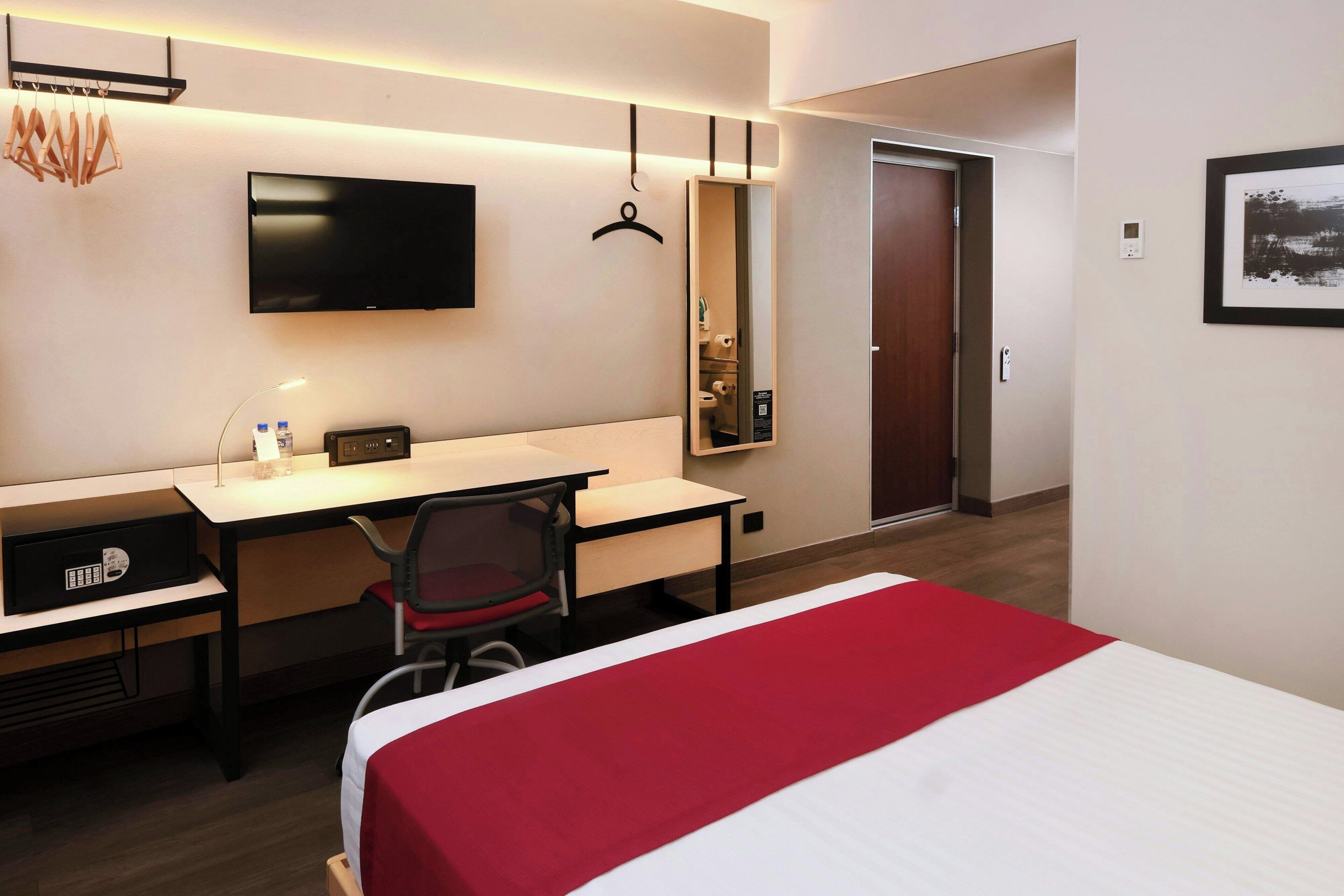 Kamer, 1 queensize bed | Een kluis op de kamer, een bureau, een strijkplank/strijkijzer