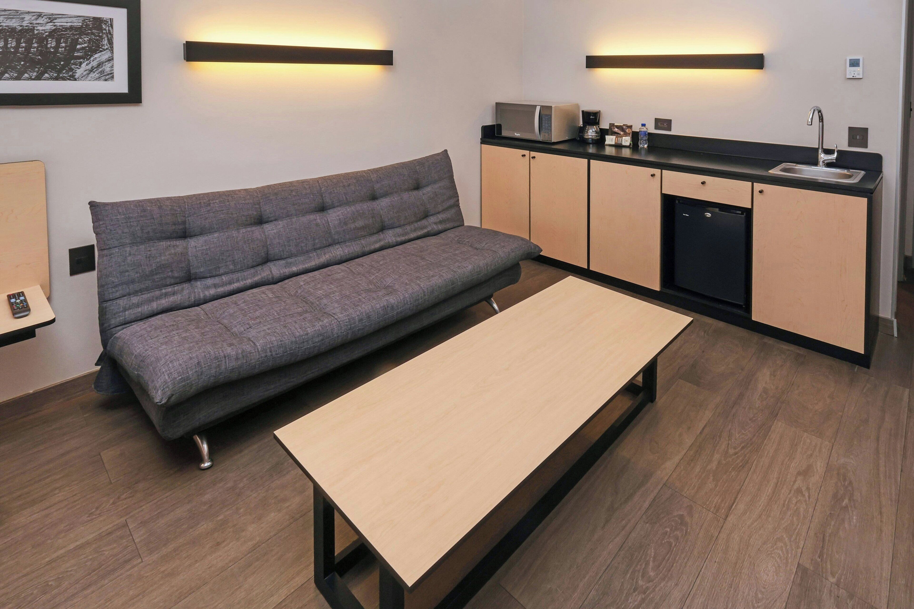 Superior kamer, 1 queensize bed met slaapbank | Een kluis op de kamer, een bureau, een strijkplank/strijkijzer