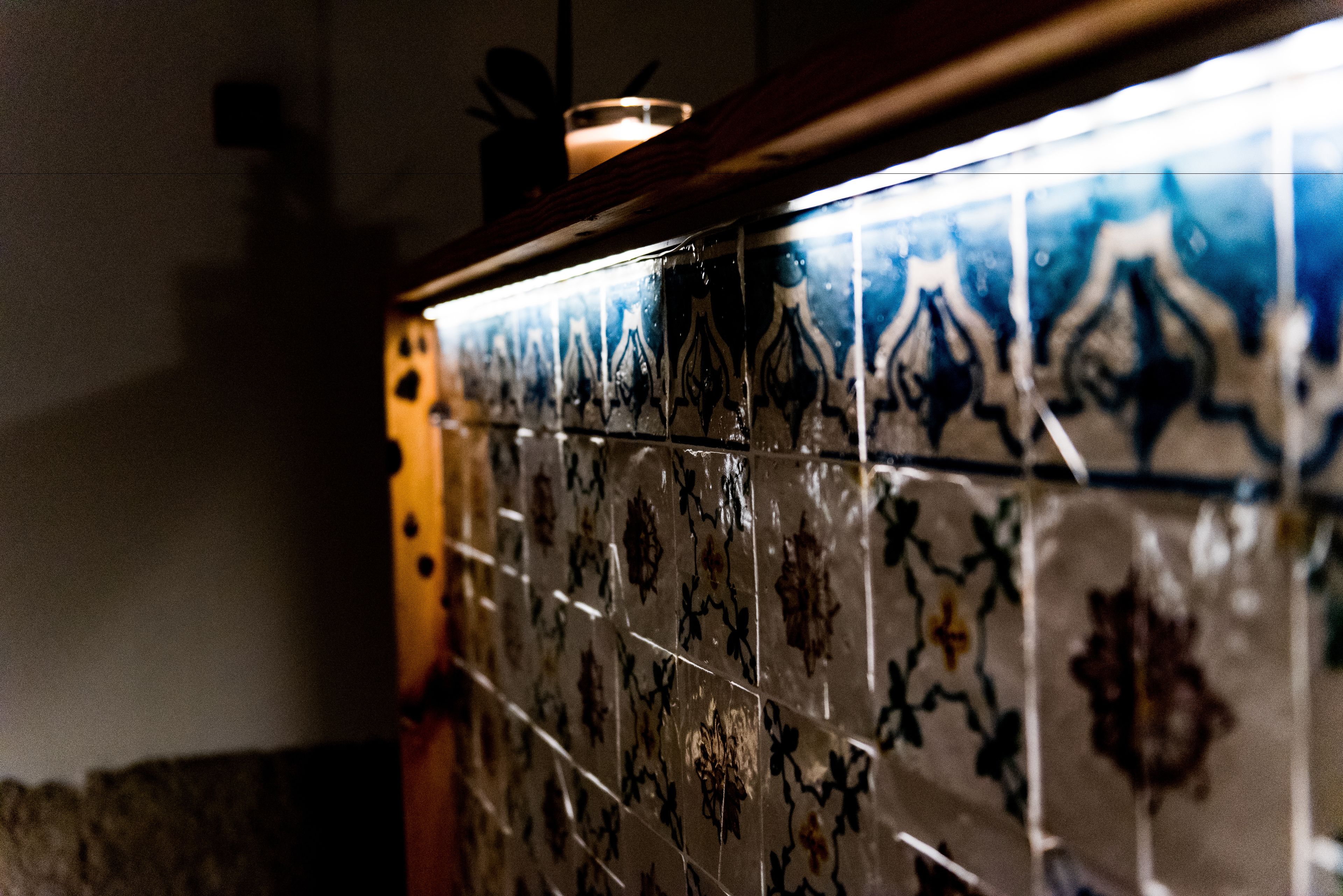Un mur recouvert de carreaux formant un motif décoratif.