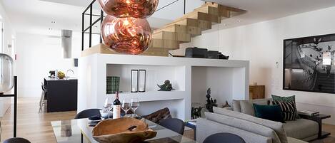 Dúplex, 2 habitaciones | Área de sala de estar | Televisión de pantalla plana y chimenea