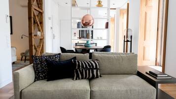 Ein modernes Wohnzimmer mit einer Couch, einem Couchtisch und einem Bücherregal.