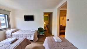 Standard Quadruple Room | Peralatan tempat tidur hipoalergenik, bar mini, peti besi dalam bilik 