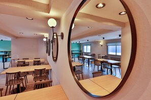 Desayuno buffet diario (ARS 7 por persona)