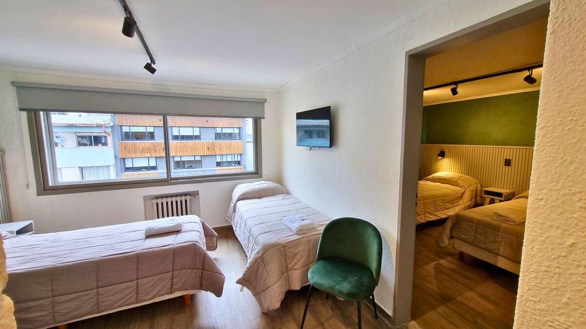 Habitación cuádruple estándar | Caja fuerte, cortinas opacas, ropa de cama