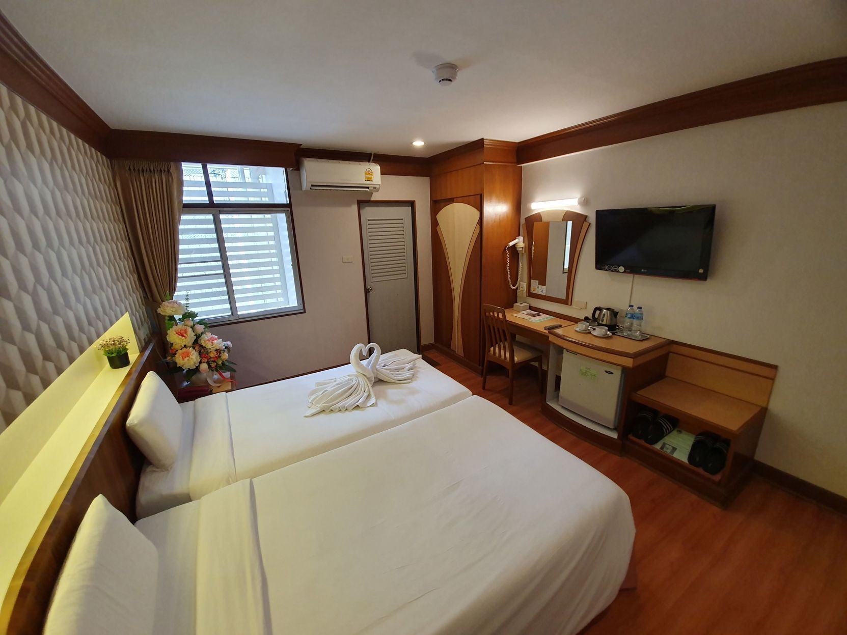 Minibar, desk, free WiFi