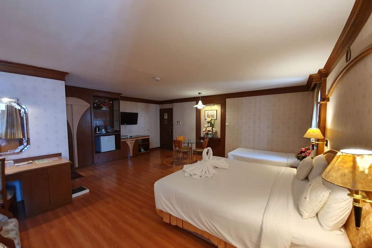 Minibar, desk, free WiFi