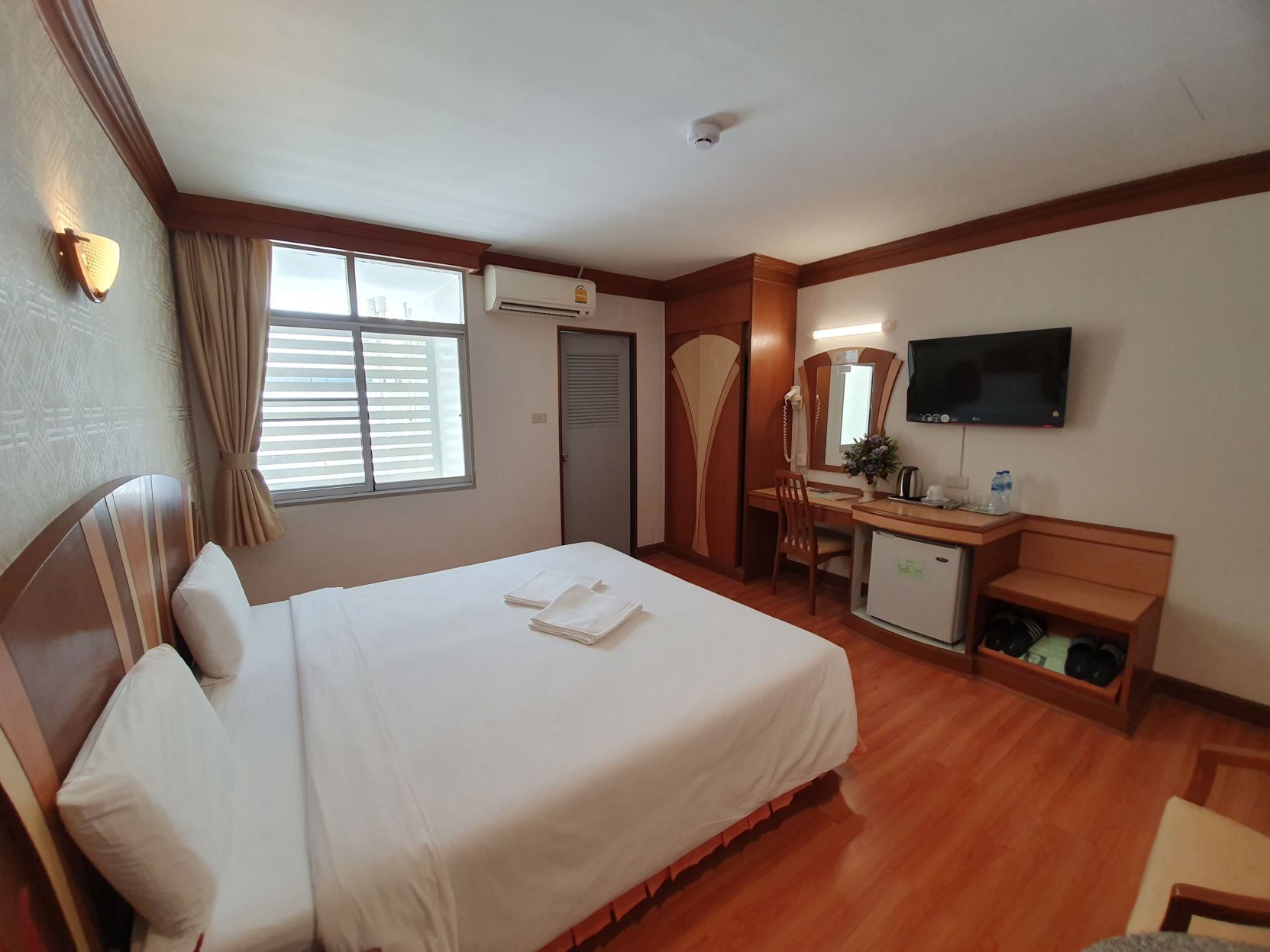 Minibar, desk, free WiFi