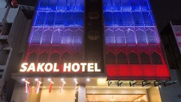 Voorkant accommodatie - avond/nacht