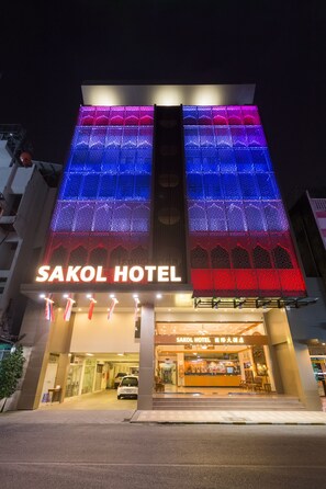 住宿正面 - 傍晚/夜晚