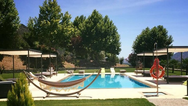 A swimming pool with a hammock, lounge chairs, and a lifebuoy. - Quinta da Terrincha (Torre de Moncorvo)