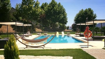 Piscine extérieure, parasols de plage, chaises longues