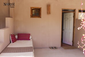 Habitación doble Deluxe, vista a la alberca | Tabla de planchar con plancha 